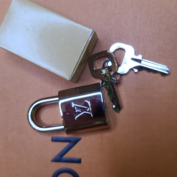 BNEW LOUIS VUITTON LV SILVER LOCK AND KEY SET #315 - Picture 3 of 7